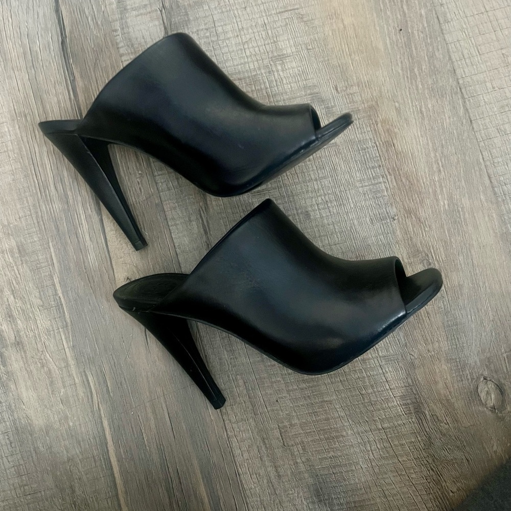 Guess Black Peep-Toe Mules